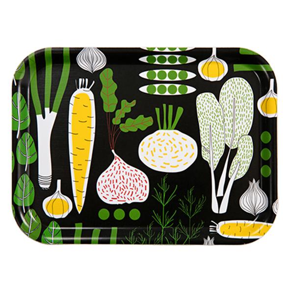 Eat your greens tray in size 27x20 cm. Vegetables on black background. Food contact safe and can be washed in the dishwasher. Eat your greens bricka i storlek 27 x 20 cm. Motivet är grönsaker på svart bakgrund. Eat your greens tarjotin. koko 27 x 20 cm. Vihanneksia mustalla taustalla.