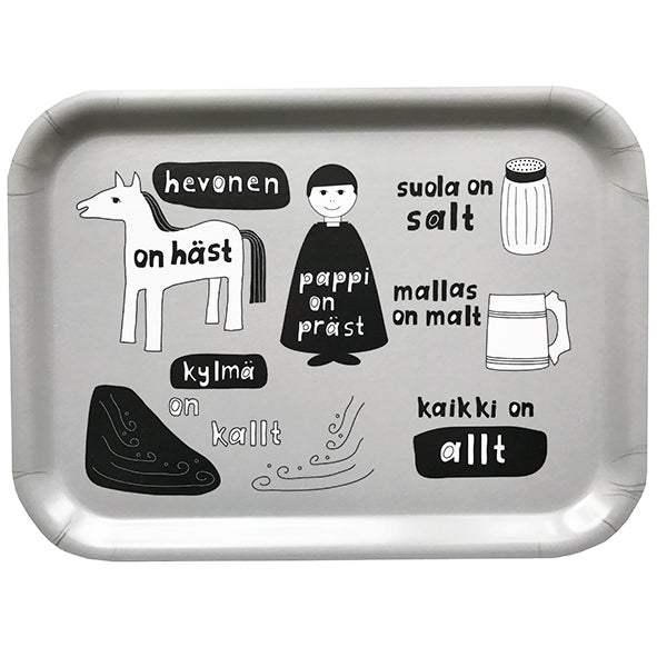 Hevonen on häst tray with print in black and white on grey background . Printed tray that can be washed in the dishwasher. Food contact safe. Size 20 x 27 cm. hevonen on häst pappi on präst suola on salt mallas on malt kylmä on kallt kaikki on allt Harmaa tarjotin  missä mustavalkoinen printti. Bricka I grate med svartvitt mönster. Kan diskas i maskin.