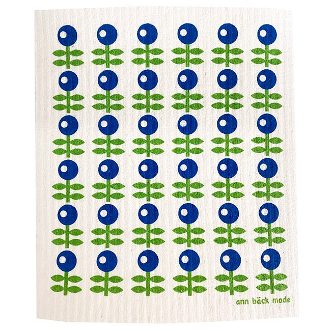 Printed dishcloth with blueberry pattern in blue and green. Screen printed with water based and environmentally friendly ink. The dishcloth can be boiled and are washable up to 90 degrees C in both dishwasher and washing machine. No softer. 70% cellulose from FCS forest and 30% waste cotton. Mustikka tiskirätti, painettu tiskirätti, tryckt disktrasa med blåbär i grönt och blått.